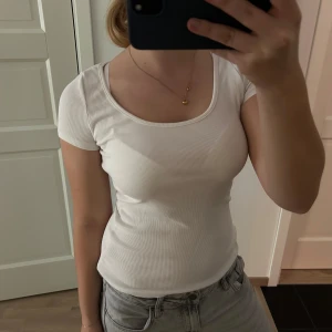 Ribbat t-shirt  - Ribbad t-shirt från Shein, har aldrig kommit till användning. 