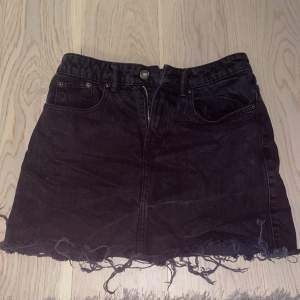 Svart jeans kjol i strl 34. Säljer för 90kr