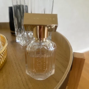 Hugo boss the scent for her - En parfym från Hugo boss som är använd. 