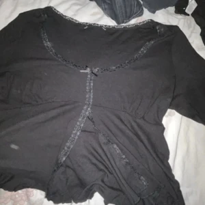 svart tröja med spets  - säljer denna superfina tröja som är väldigt bekväm men är alldeles för stor för mig. den är använd ungefär 1 gång och inte mer än det. 