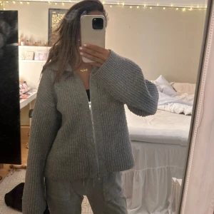 Kofta - Grå kofta från bik bok