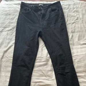 Svarta bootcutjeans - Begagnat skick. Storlek XL med långa ben. 