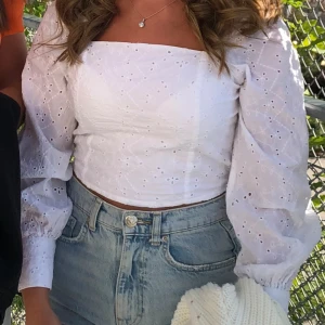 Topp i anglasie  - Fin topp i anglaisebrodderi! Använd fåtal gånger så fint skick!