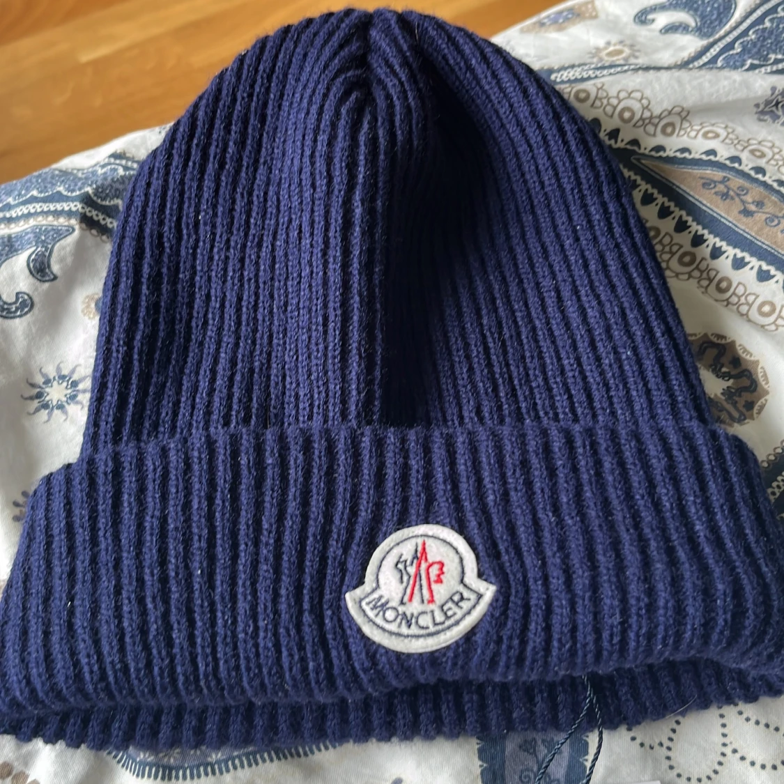 Säljer nu min oanvända moncler mössa 