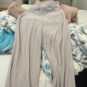 Ribbade utsvängda byxor  - Snygga byxor i mycket bra skick. Beige, ros färg