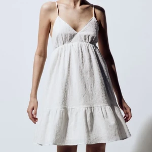 Klänning - Säljer denna supersöta klänning som passar perfekt till sommaren. Aldrig använd så i väldigt fint skick. Säljer pga att jag köpte fel storlek 🩷 (lånad bild) kan skicka fler om det önskas!