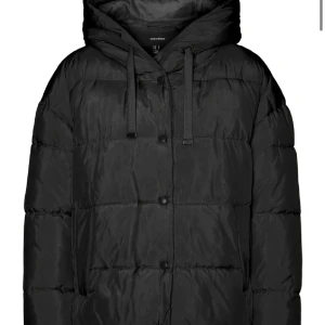 Vinterjacka - Vinterjacka från veromoda, köptes i vintras och användt väl❤️skriv för egna bilder