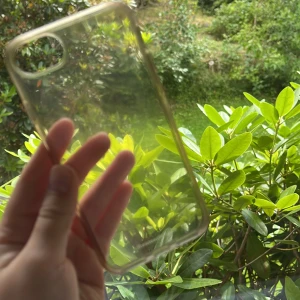 Ett genomskinligt mobilskal från dbramante1928 - Skalet är i bra skick men har några repor, säljer därför att jag har bytt telefon! Pris kan diskuteras! 