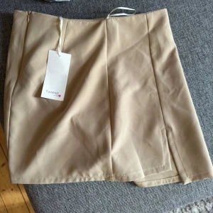 Kjol  - Säljer denna kjol som är köpt i Grekland den är i storlek L men skulle säga att den är mer s-m