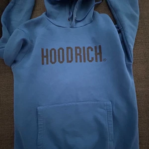 Blå Hoodrich hoodie - Säljer en blå hoodrich hoodie i nyskick, på grund av att den inte används längre, vid frågor tveka inte på att kontakta. Pris kan diskuteras vid smidig affär!