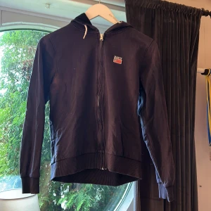 Hoodie  - Säljer en super snygg Hoodie från MARQY CLASSIC. Den är mörkblå men lite urtvättad i färgen och har ett ganska ostretchigt material. 