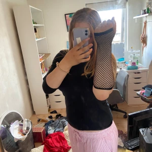 När handske - Säljer dessa jätte fina nät handskar. De är köpta på nätet för 50, säljer pågrund av att de inte är min stil. Skriv för fler bilder och eventuella imperfektioner. Går att pruta, använd köp nu, köpare står för frakt.