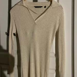 Tyg klänning - Den är i bra skick, köpte för ett år se. Men jag har inte använt den för jag har inget skärp och det är så jag tycker man ska stylea den genom att ha ett bälte på midjan det är jätte fint!