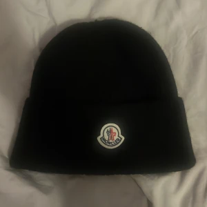 Moncler mössa  - 10/10 skick 
