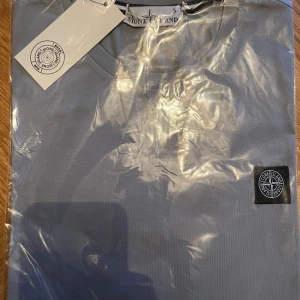 Oanvänd tshirt  - Oanvänd tshirt som min son fått i present av sin farfar.  Sonen säljer alltså via mitt konto då han är minderårig. Blå/grå färg 