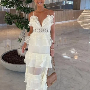 True Decadence klänning - säljer min underbara klänning från true decadence som är helt slutsåld överallt, använd fåtal gånger och i mycket fint skick, passar att klä upp som balklänning eller som en vacker sommarklänning🥹🤍 köpt för: 1600 kr  mitt pris: 1200 kr