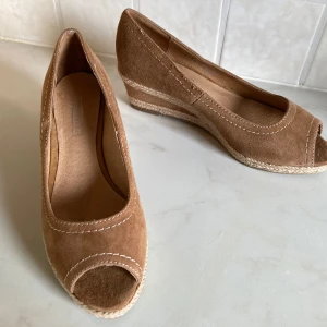 Skor med kilklack - Mockaskor med innersula i läder i nyskick.