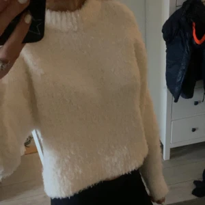 Fluffig tröja - Fluffig, gosig och varm tröja från h&m i storlek M i lite kortare modell. Endast använd runt 2 ggr och säljer då jag inte använder den alls. 