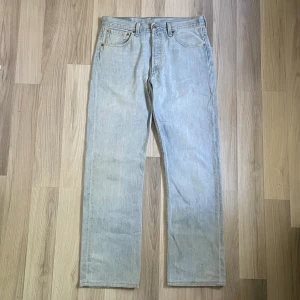 Vintage Levis 501 - Vintage Levis 501. Står storlek W33L34 men sitter mer som W30L32. Mycket gott skick. Skriv om fler bilder eller mått önskas. Se mina andra annonser, ordnar bättre pris vid köp av flera plagg ✌️