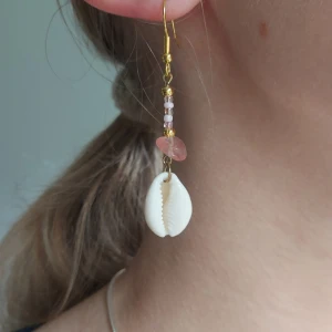 Örhängen med snäcka och sten - Guldiga örhängen med snäcka, rosa sten och rosa pärlor🌊🌙  Kan skickas eller hämtas, vi står ej för frakt😇
