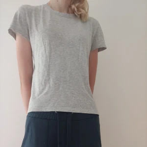 Grå T-shirt  - En helt vanlig grå T-shirt från bikbok. Köpt för 150 kr. Säljer då den har blivit aningen för liten på mig💓