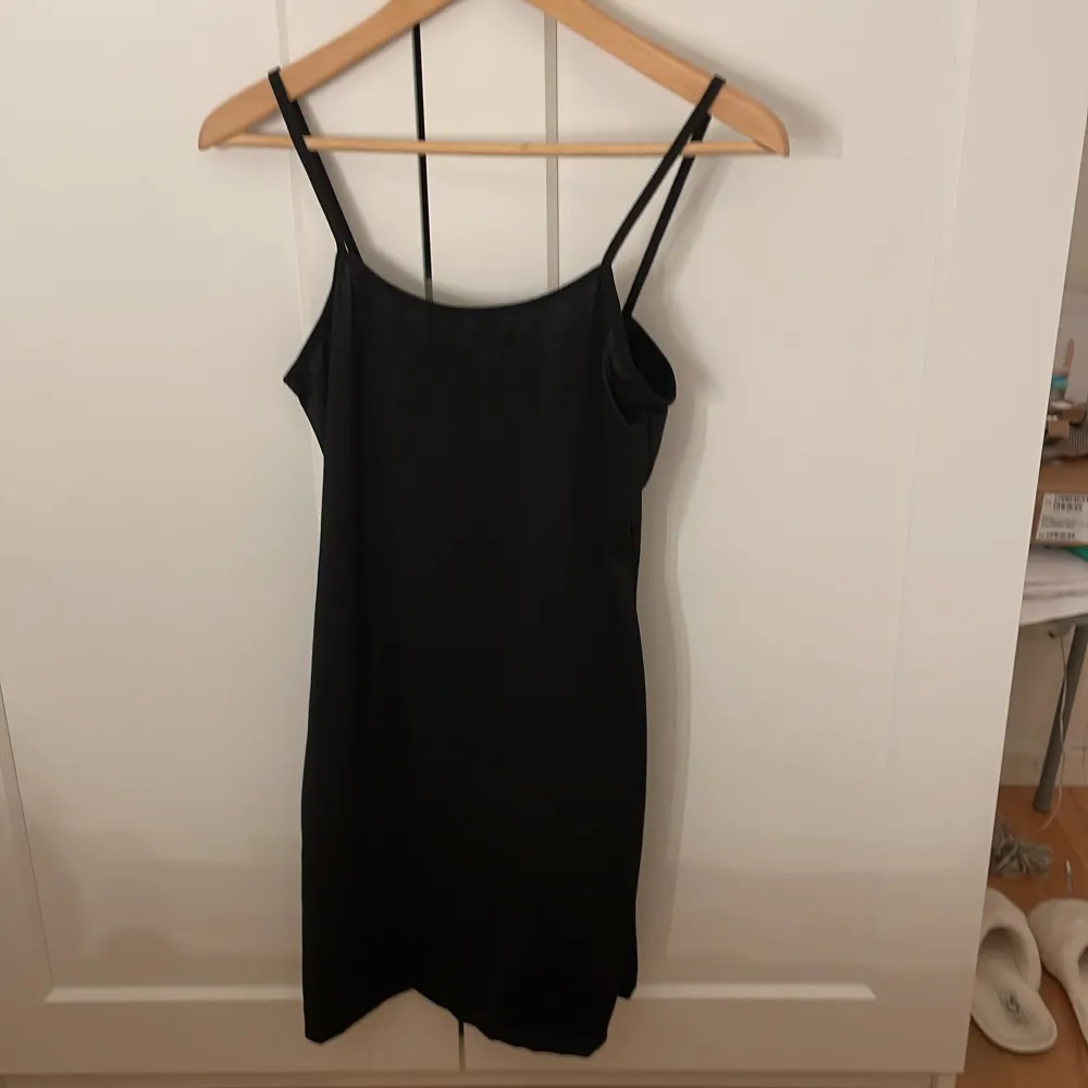 En super söt svart tight klänning (ungefär lite längre ned än till knäskålarna, jag är 163.) Perfekt till sommaren! Storlek S och det är ett stretchigt material, säg till om fler bilder behövs 💘💘. Klänningar.