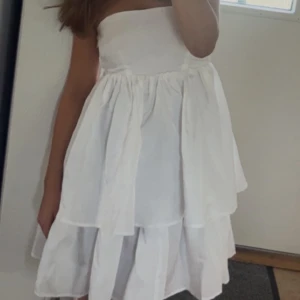Vit klänning - Nakd vit klänning i storlek 32. Så fin och knappt använd så jättefint skick! Finns inte att köpa längre. Passar mig som är en xs. Priset kan diskuteras vid snabb affär💓