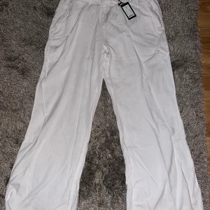 Linnebyxor vita - Helt oanvända storlek M köpta på lager 157 för 200kr köpte fel storlek därför säljer jag dom nu:)