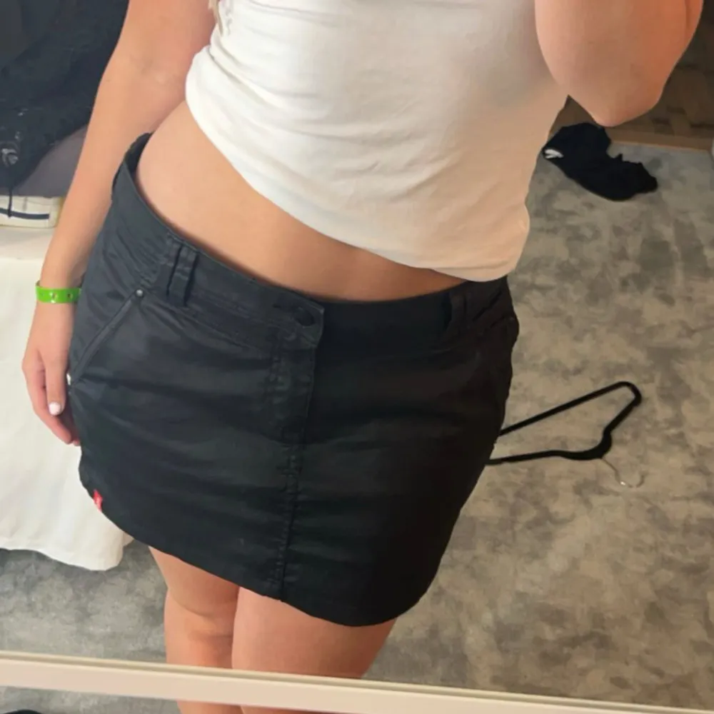 Så så snygg svart skinn liknande kjol. Den är lite stor på mig men de. Är så snygg o perfekt till allt. 🥰🥰 . Hameet.