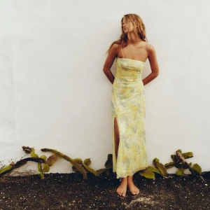 Gul blommig tubklänning, Zara - Midiklänning från zara, stretchigt tyg, storlek S, använd 1 gång. Som ny☺️ ordinarie pris 299kr