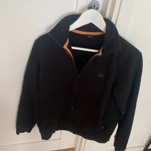 Boss tröja full zip - Boss tröja full zip i bra skick knappt använd 9/10