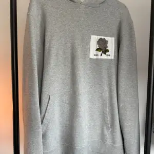 Skön snygg och enkel hoodie i bra kvalitet! Storlek L Säg till för fler bilder