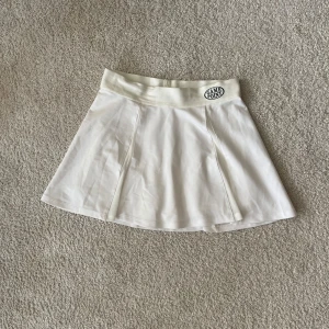 Gina Tricot, tenniskjol  - Vit tenniskjol med underbyxor från Gina Tricot.