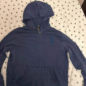 Blå Ralph laruen kofta  - Hej säljer min riktigt snygga Ralph lauren kofta som tyvärr blivit för liten för mig. Den är i topp skick och perfekt nu inför sommaren. Köpt för orignalpris 849kr