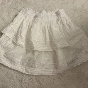 Vit Volangkjol  - Vit Volangkjol från Bikbok, aldrig använd, köptes för 320kr