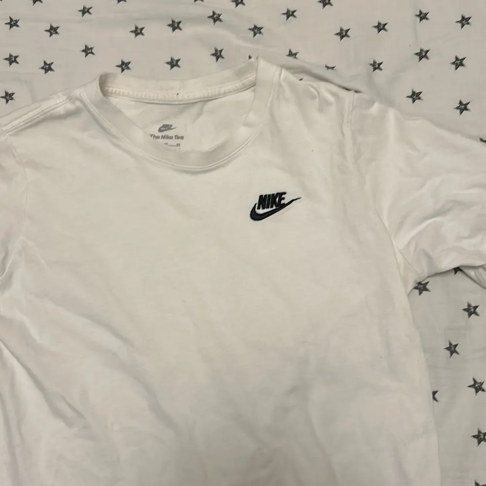 Hej säljer min vita Nike t shirt. Den är i perfekt skick och är perfekt nu när de blir varmt i sommar. Passar med allt och är riktigt snygg.. T-shirts.