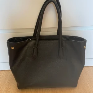 Väska från Åhlens - Rymlig väska från Åhlens! Mycket använd men i bra skick! Säljer för 50kr!💕