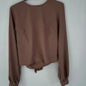 Blus med öppen rygg - Säljer denna busen som jag aldrig har använt då den är för liten 🥰