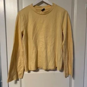 Gul tröja med utåtsvängda ärmar - Knappt använd- fint skick