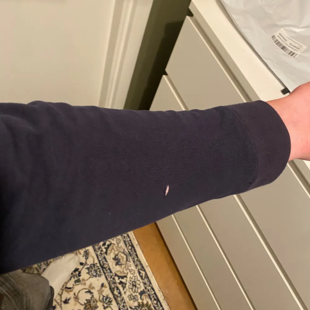 As snygg polo Ralph lauren tröja i mörkblå färg. Har en liten defekt på vänster arm, därav det billiga priset. Skriv vid minsta fundering!. Tröjor & Koftor.