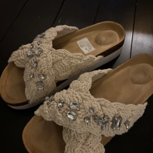 Tofflor - Säljer dessa super fina liknade inukii tofflor! Storlek 40, ❤️  har använt 3 gånger eftersom jag använder ett par andra, Köp gör 450kr!😊