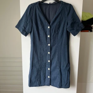 Jeansklänning - Jeansklänning från MONKI. Aldrig använd. Storlek S.