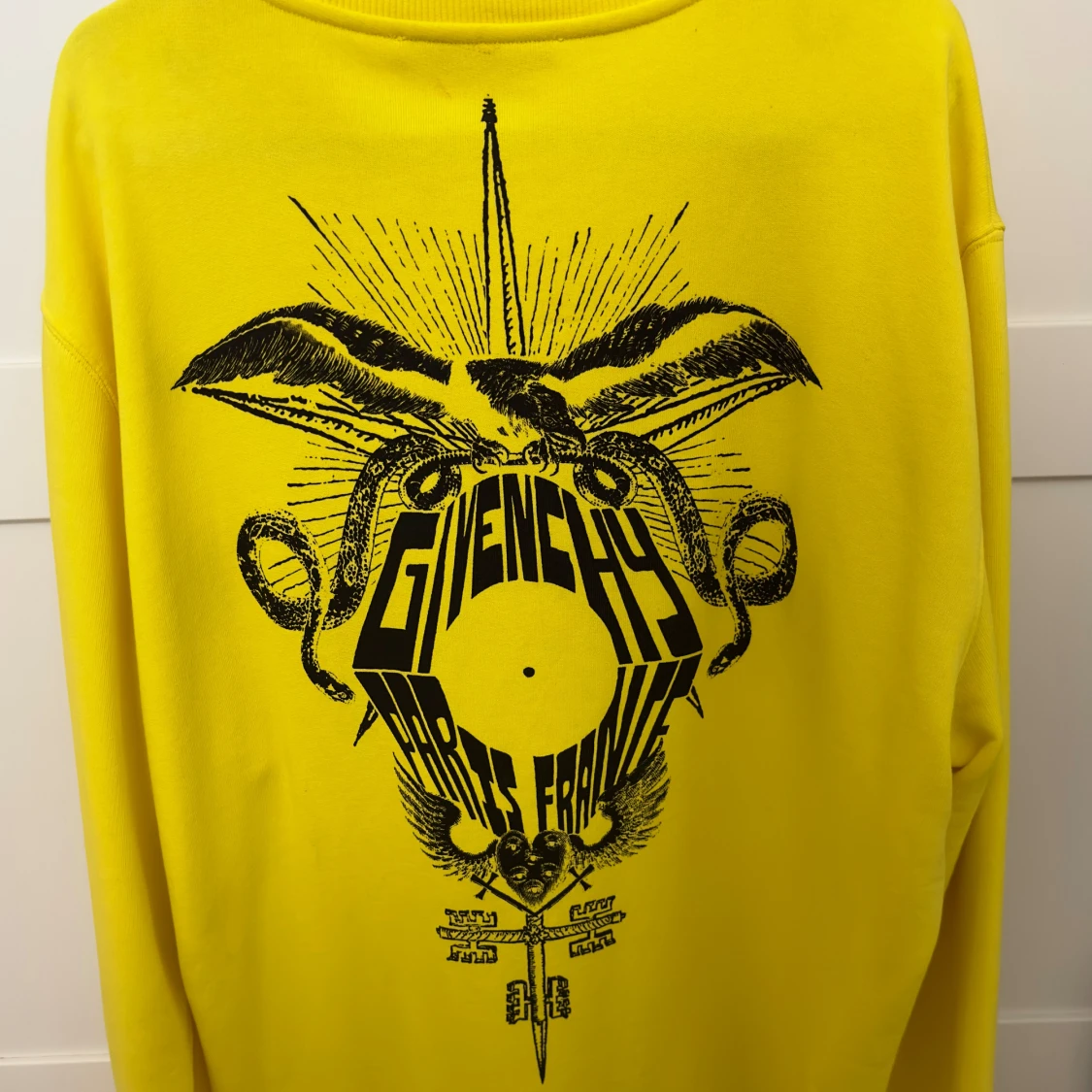 Givenchy tröja näst till oanvänd