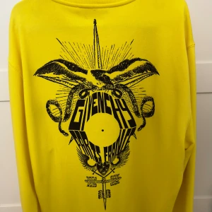 Givenchy tröja näst till oanvänd  - En fin Givenchy tröja som är perfekt för fina sommarkvällar. Använd en gång då jag känner att den är lite stor i ärmarna. Storlek Large