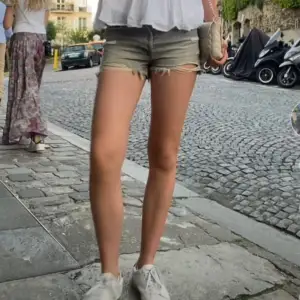 Gråa jeans shorts från zara🩷 nypris 329 (bild tagen från min TikTok)