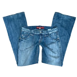 Lågmidjade utsvängda vintage jeans - Bootcut lågmidjade blåa jeans från fishbone med coola fickor både fram- o bakifrån, strl w28 eller S 💗// midja 37cm, innerbenslängd 82cm, längd 101cm