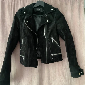 Mockajacka😍 - En svart mocka med silvriga detaljer och märket Vero moda, kostar endast 300 kr ordinarie pris är 1150 kr💗