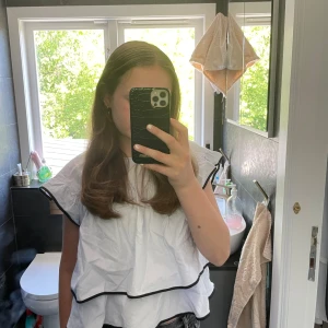 Volang blus - En jättefin volang blus ifrån zara, passar perfekt för sommaren. Är i bra skick och i storlek small men funkar även på folk i XS.