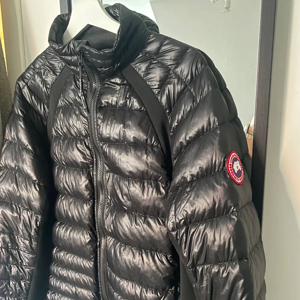 Säljer nu min hybrid jacka från Canada goose, den har storlek M och har inga slitage eller märken, så skicket är 9/10. Har haft den i ca 1 år och nu är den lite för liten så det är dags att köpa ny. Köpte jackan på farfetch för ca 8000 kr.. Jackor.