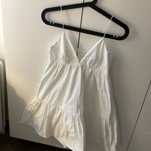 Zara klänning - Vit klänning från zara, strl S. Använd ett fåtal gånger, inga defekter på den.